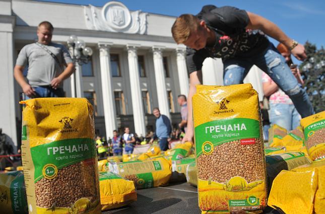 Без гречки, но с сахаром и лекарствами: в Украине стартовали выборы в Раду, фото — Зеркало недели
