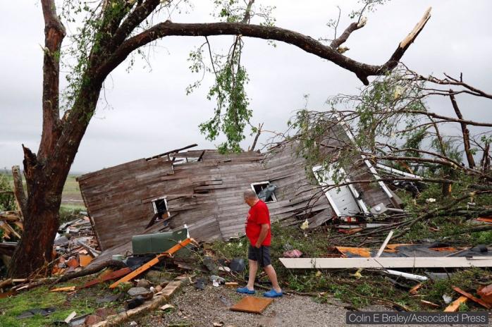 У США лютують торнадо: понад 130 осіб поранені, є загиблий. Фото: twitter/BraleyPhotos