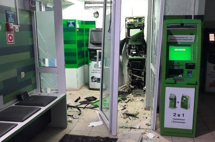У київському «ПриватБанку» підірвали та обікрали банкомат. Фото: ГУНП