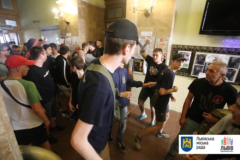 Во Львове митингующие за отставку Садового ворвались в горсовет. Фото: пресс-служба мэрии