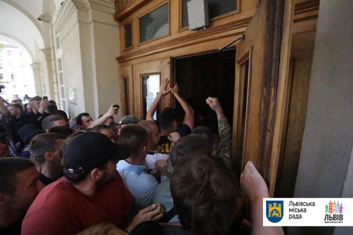 Во Львове митингующие за отставку Садового ворвались в горсовет. Фото: пресс-служба мэрии