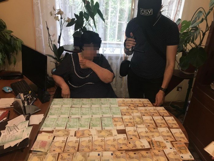 На взятке в 10 тыс. долл. за аренду земли поймали голову сельсовета в Одесской области. Фото: СБУ