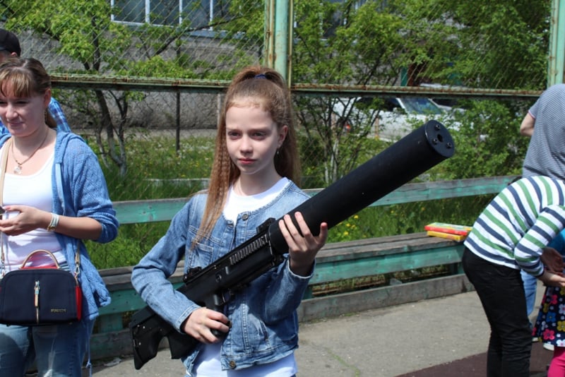 У РФ дітям роздавали зброю. Фото: 79.мвд.рф