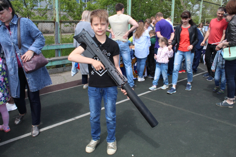 В РФ детям раздавали оружие. Фото: 79.мвд.рф