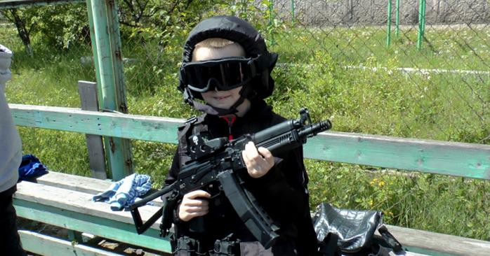В РФ детям раздавали оружие. Фото: 79.мвд.рф