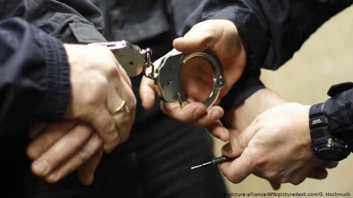 Задержаны полицейских, которые в нетрезвом ранили в голову пятилетнего мальчика на Киевщине, фото - DW