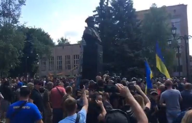 У Харкові знову знесли пам'ятник Жукову, скріншот трансляції