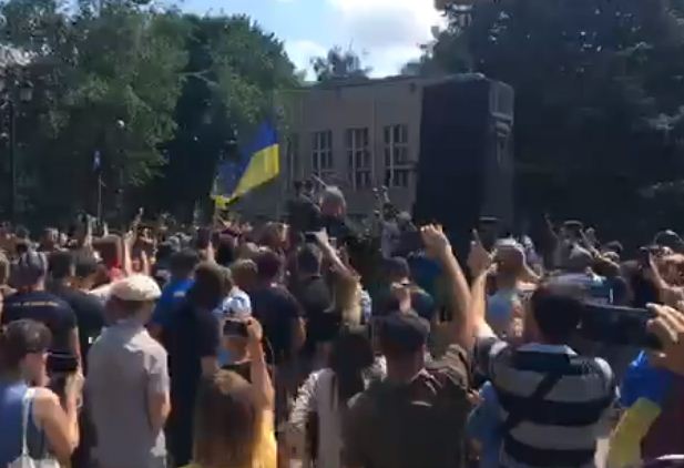 В Харькове снова снесли памятник Жукову, скриншот трансляции