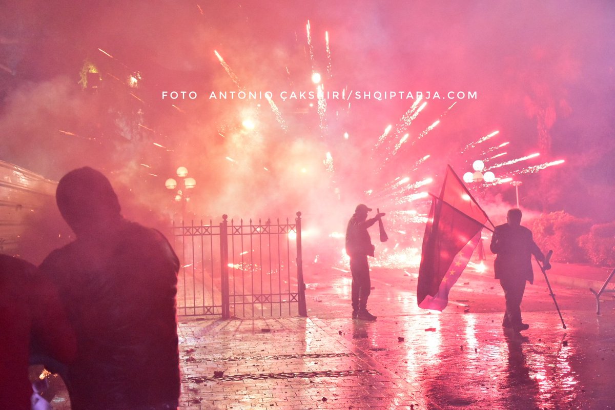 Зіткнення поліції та протестувальників у Албанії. twitter/antoniocakshiri