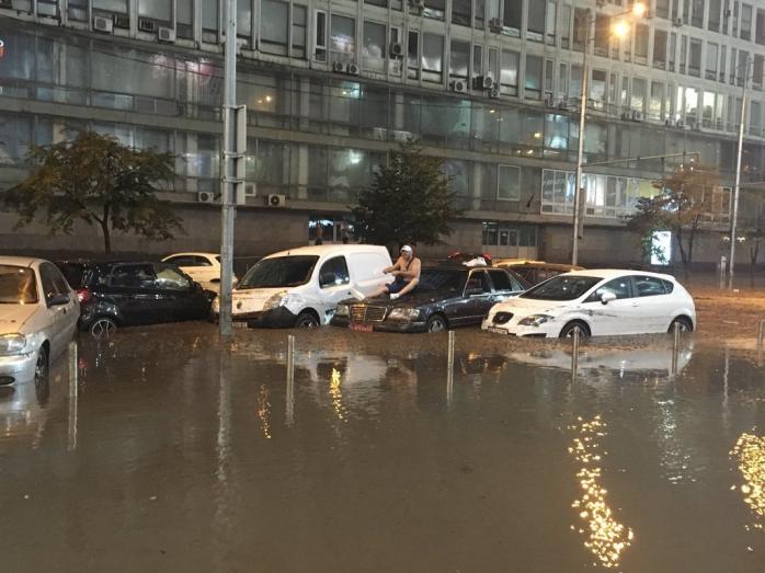 У Києві через пошкодження трубопроводу затопило вулицю. Ілюстраційне фото: Обозреватель