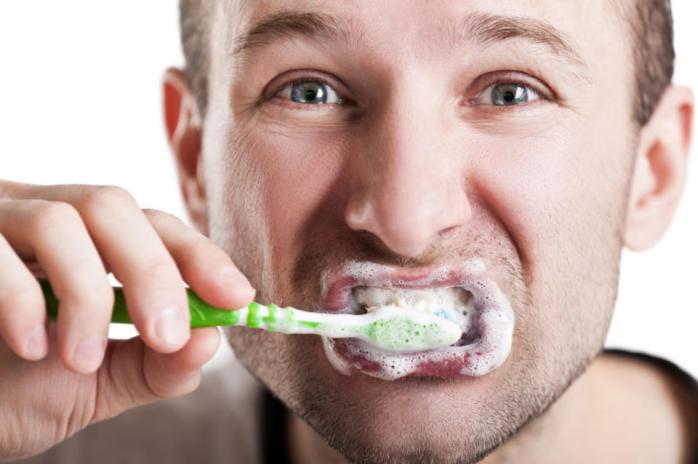 Хворобі Альцгеймера може запобігти регулярне чищення зубів — вчені. Фото: cont.ws