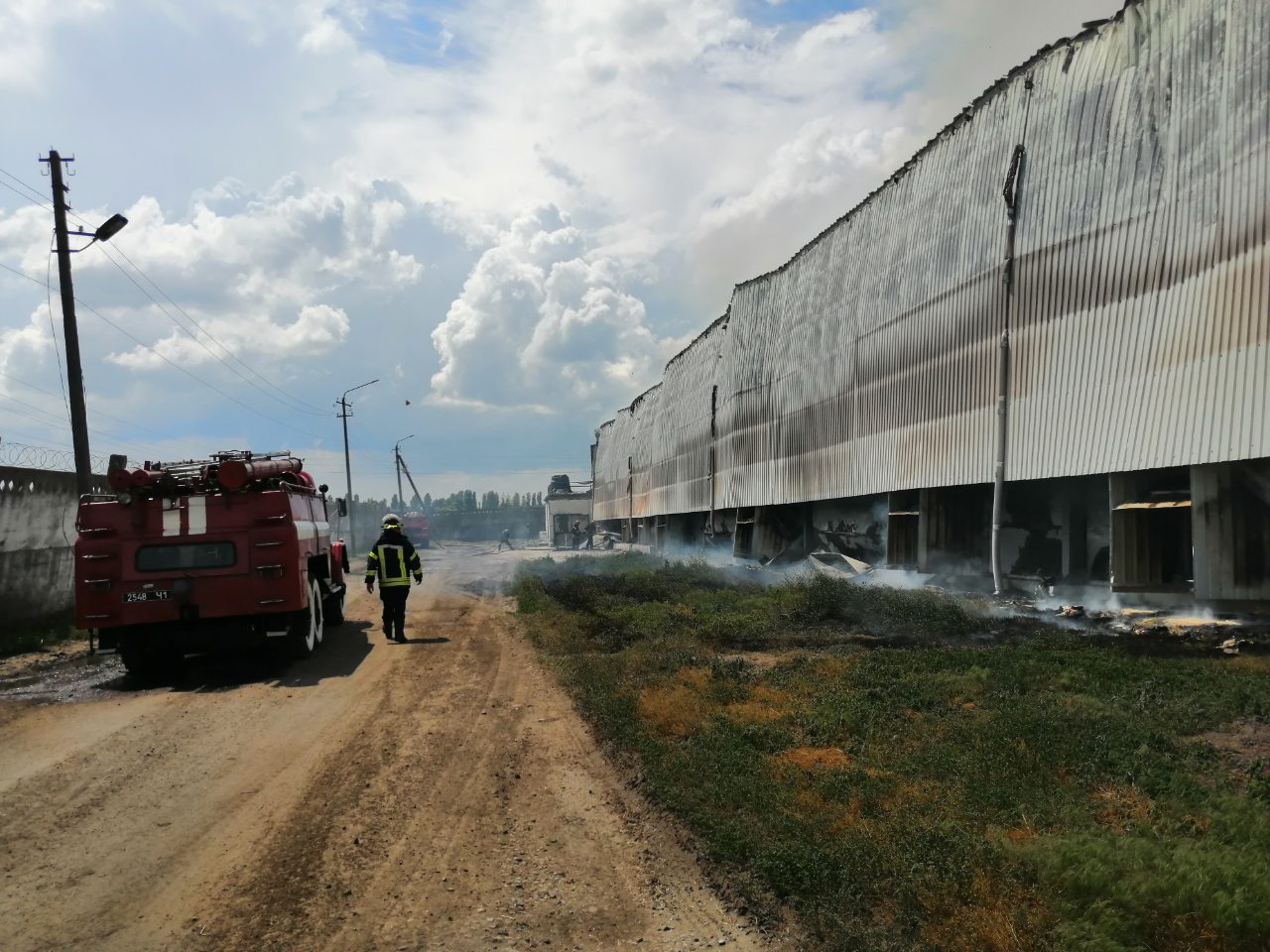 В Киевской области горела птицефабрика, проводятся замеры воздуха на Окружной дороге. Фото: ГСЧС