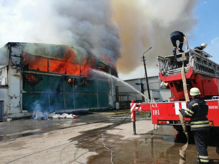В Киевской области горела птицефабрика, проводятся замеры воздуха на Окружной дороге. Фото: ГСЧС