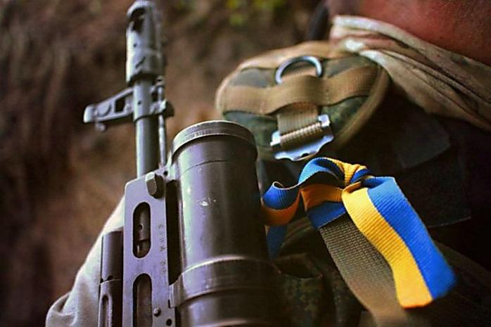 Обстріли на Донбасі забрали життя одного службовця, є поранений. Фото: 5 канал