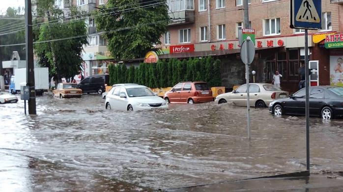 В Хмельницкой области наводнение разрушило брусчатку и превратило дороги в реки. Фото: 24 канал 