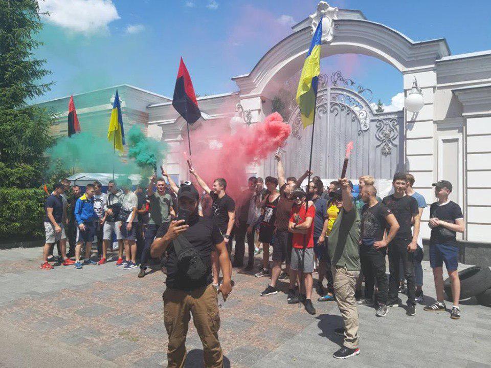 Акция протеста возле домов Порошенко и Гладковского. Фото: Страна