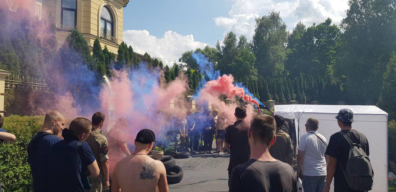 Акція протесту біля будинків Порошенка й Гладковського. Фото: Страна