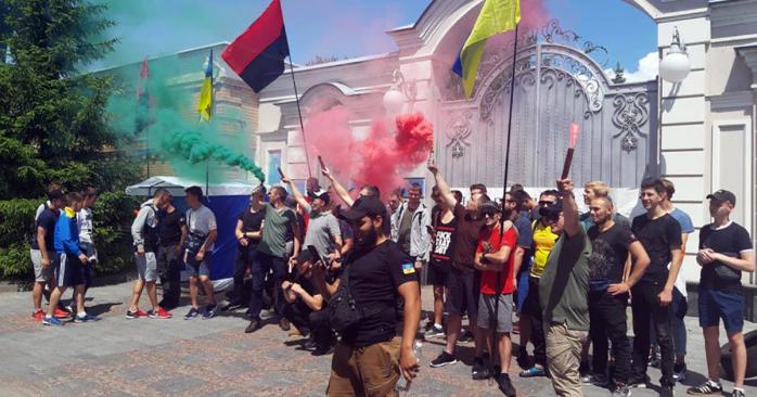Акция протеста возле домов Порошенко и Гладковского. Фото: Страна