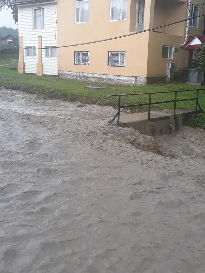 Непогода на Прикарпатье: фото: kurs.if.ua, Нацполиция