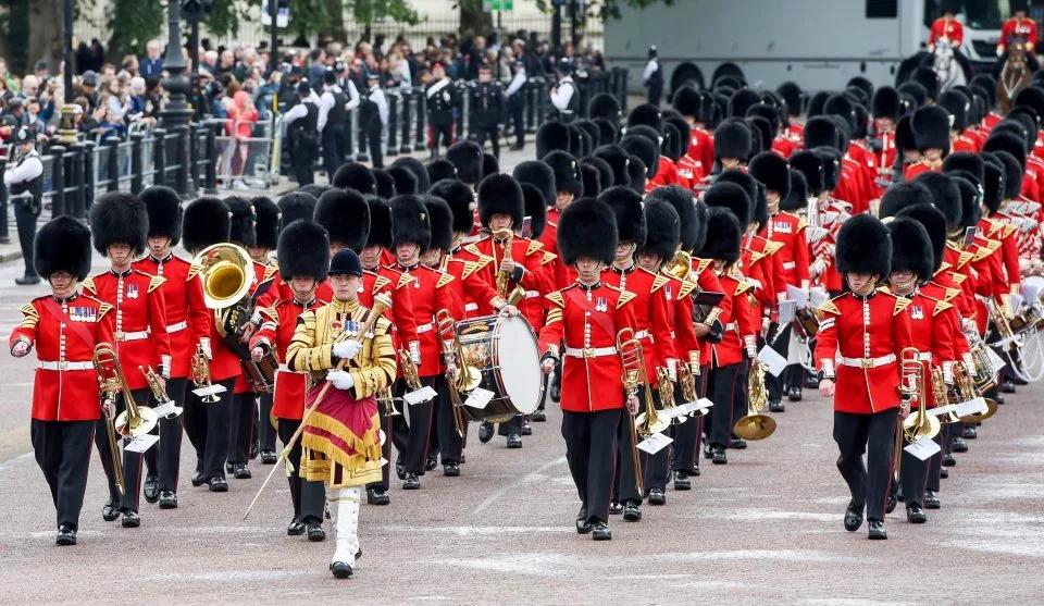 Сегодня в Лондоне проходит парад Trooping The Colour, фото: The Sun