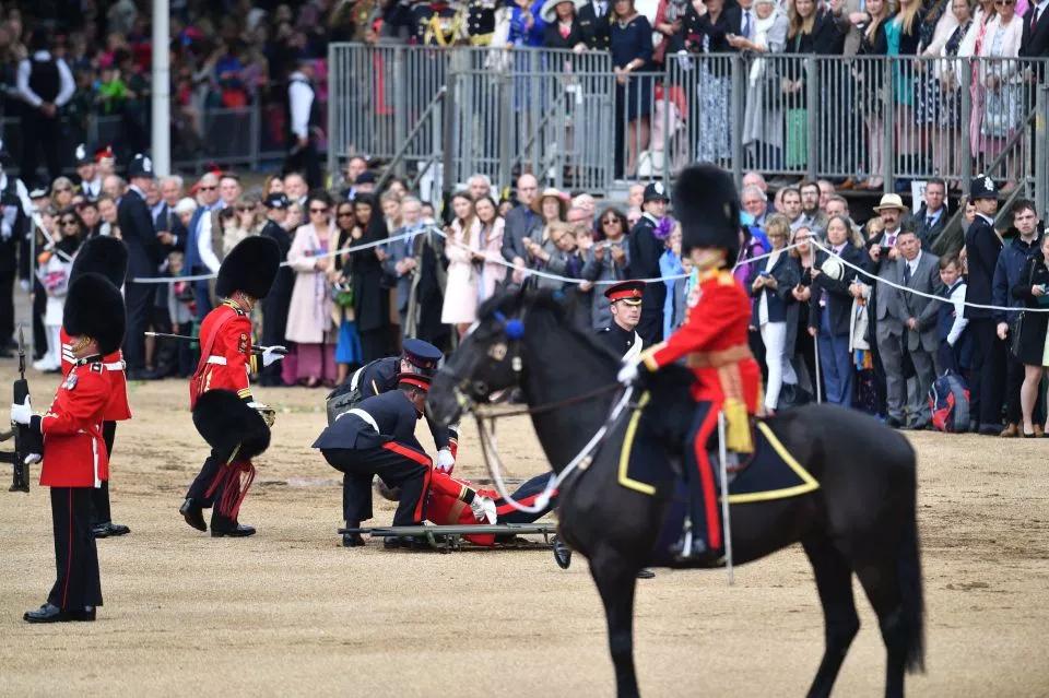 Сегодня в Лондоне проходит парад Trooping The Colour, фото: The Sun
