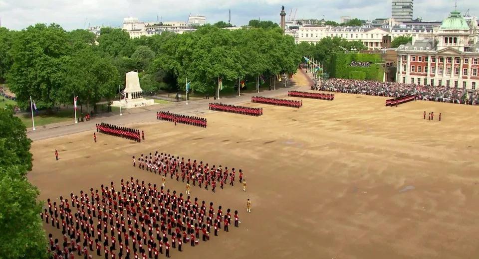 Сегодня в Лондоне проходит парад Trooping The Colour, фото: The Sun