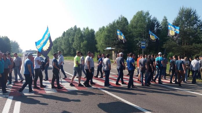 Шахтеры из-за долгов перекрыли международную трассу к украинской-польской границы, фото — Фейсбук Волынец