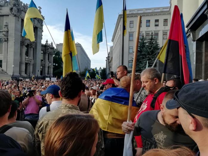У Києві під Адміністрацією президента зібрались на мітинг. Фото: Facebook