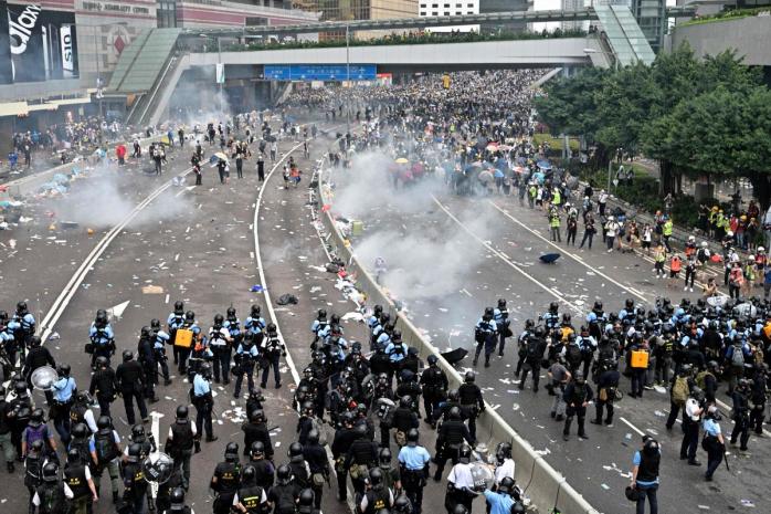 Протесты в Гонконге: пострадали 72 человека. Фото: Twitter/4PawShop