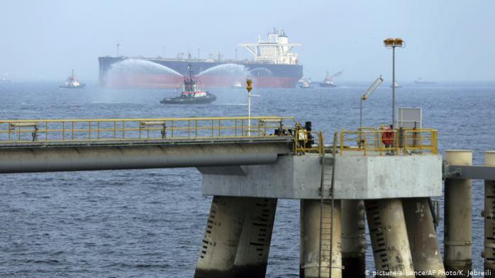 Новости мира: в заливе Омана горят два танкера, подозревают торпедную атаку, фото — DW