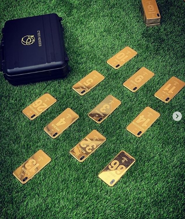 Золотые «Айфоны» для игроков «Ливерпуля». Фото: dailymail