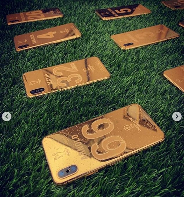 Золотые «Айфоны» для игроков «Ливерпуля». Фото: dailymail