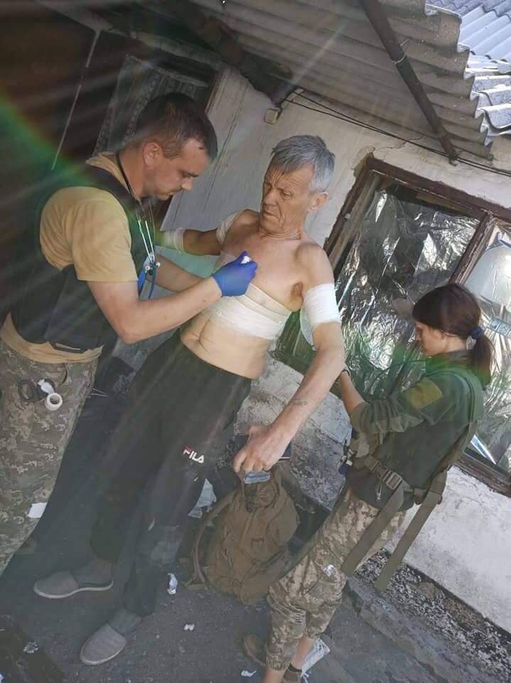Обстріл бойовиків: окупанти розгатили будинок цивільних у Мар’їнці, є поранені, фото — ООС 