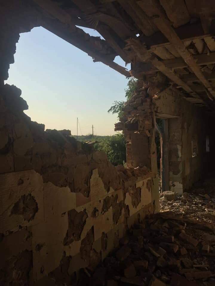 Обстріл бойовиків: окупанти розгатили будинок цивільних у Мар’їнці, є поранені, фото — ООС 