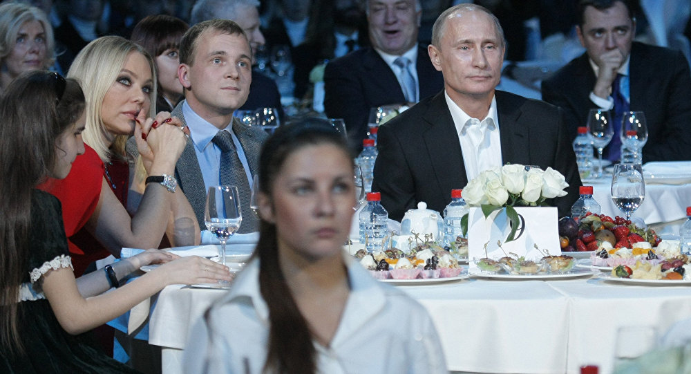 Орнелла Мути на ужине с Владимиром Путиным, за который получила тюремный срок. Фото: dm-dobrov.ru 
