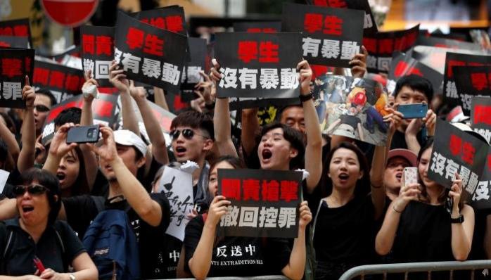 Протесты в Гонконге: граждане требуют отказа от экстрадиции и отставку главы администрации. Фото: twitter/7Dnews