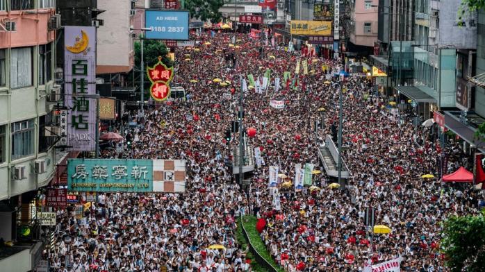В Гонконзі на протести вийшли 2 млн осіб та отримали відповідь влади. Фото: twitter/wizradio