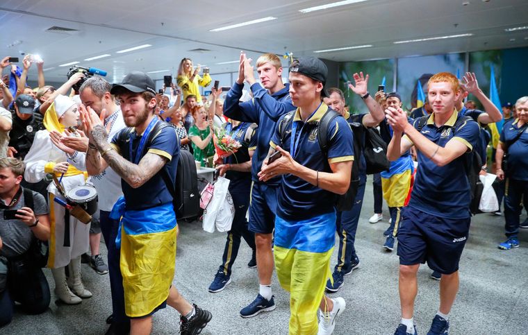 Украинскую сборную встречают в Борисполе. Фото: EPA-EFE / SERGEY DOLZHENKO
