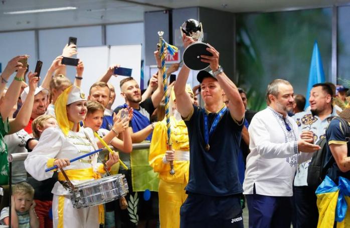 Чемпіонат світу: як зустріли в Борисполі українську збірну по футболу. Фото: EPA-EFE/SERGEY DOLZHENKO