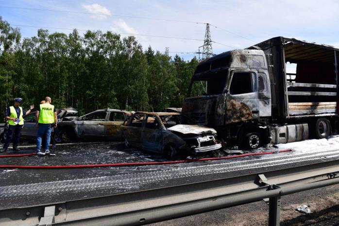 Автоновости: поляки наградили украинского водителя, который вытаскивал людей из горящих машин, фото — SuperExpress
