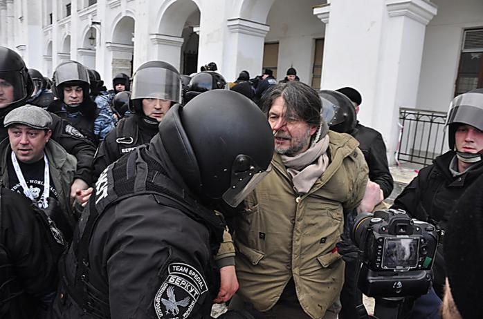 Экс-беркутовцев объявили в розыск из-за превышения власти во время протеста в Гостином дворе. Фото: news