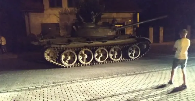Украденный танк припаркованный на улице. Фото: Polsat News