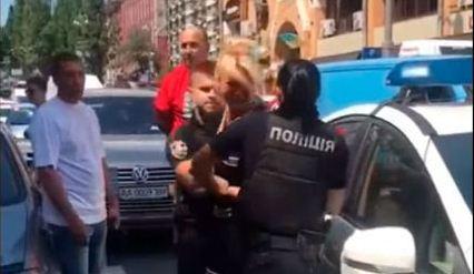 Новини Києва: ДБР з’ясує, чи перевищила поліція повноваження під час затримання біля Бессарабки, скріншот відео
