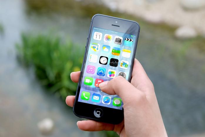 Старшие пользователи смартфонов больше полагаются на функцию автоматической блокировки своих телефонов