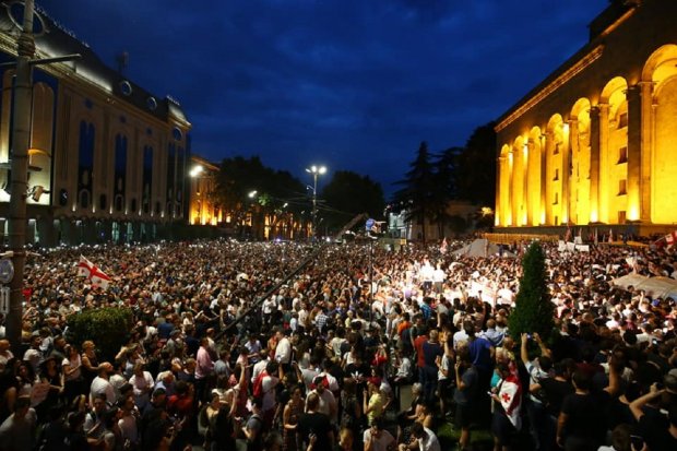 Протесты в Тбилиси, спровоцированные выступлением российского делегата, завершились массовыми задержаниями, фото — AFP