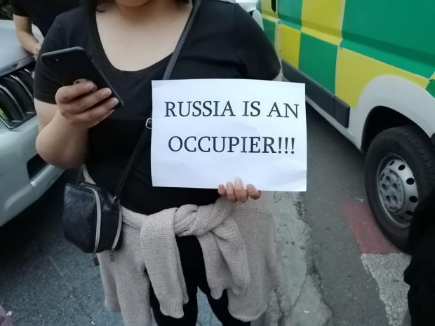 Протесты в Тбилиси, спровоцированные выступлением российского делегата, завершились массовыми задержаниями, фото — AFP