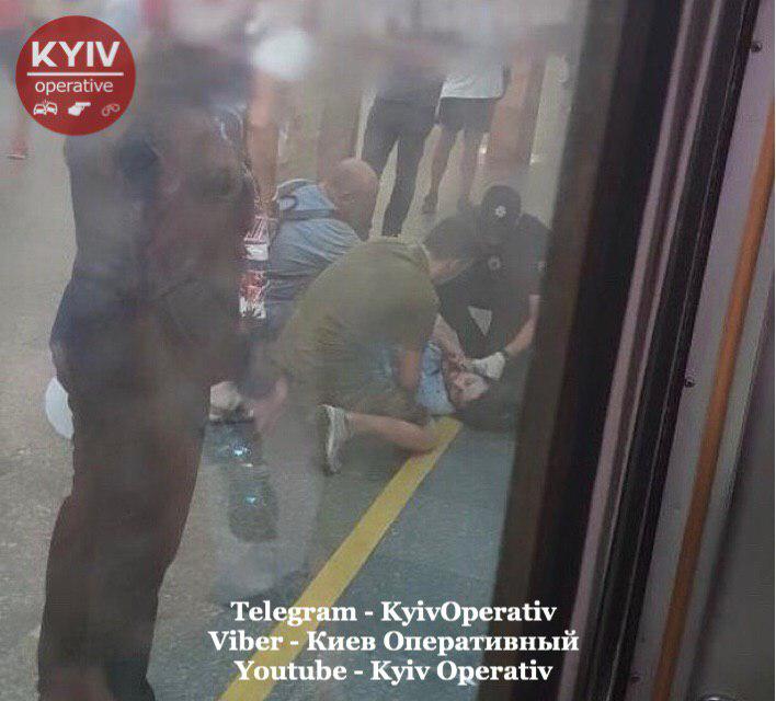 В Киеве на "Контрактовой площади" поезд метро ударил мужчину в голову. Фото: metro.kiev.ua