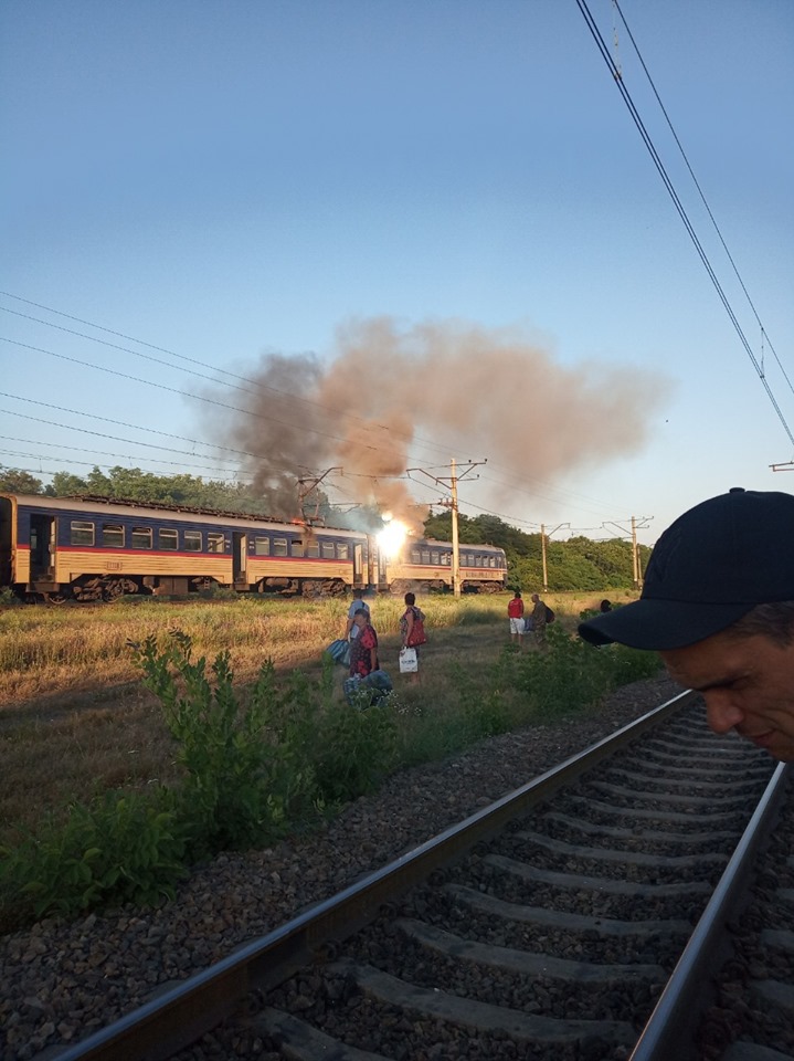 Пожежа на залізниці: біля Дніпра запалала електричка з пасажирами, фото — Інформатор