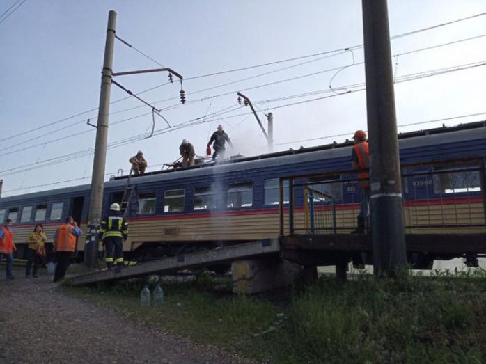 Пожар на железной дороге: возле Днепра загорелась электричка с пассажирами, фото — Информатор