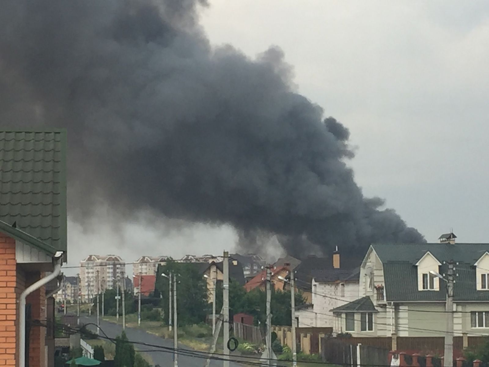 В городе Буча горит металлобаза, фото: Yulia Berezhko-Kaminska